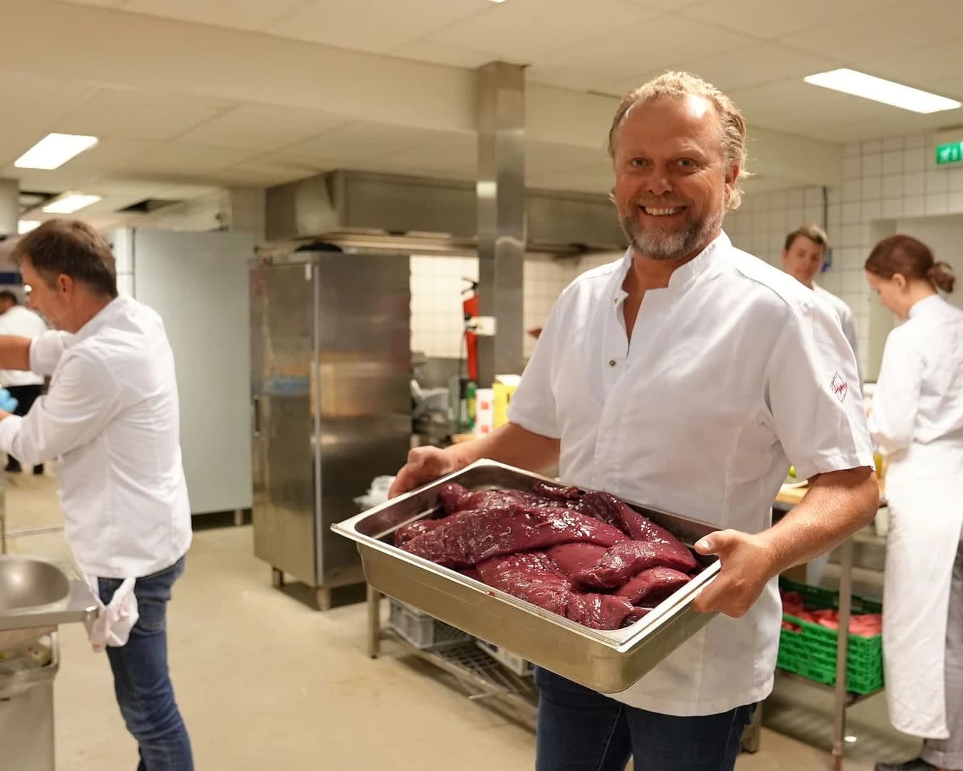 Kokk som tilbereder norsk hjort